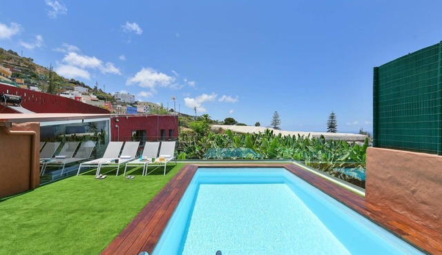 Stunning villa for 6 people with WIFI, pool, TV, patio and parking