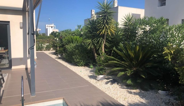 Stunning villa, large private pool, 8' from beautiful beach