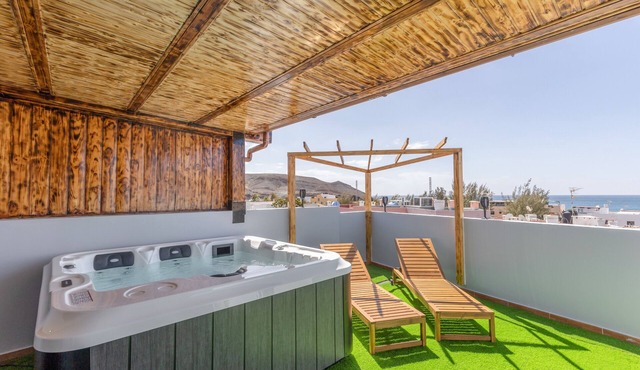 Terra Nova Penthouse: Sea View Apartment with Wi-Fi & Air Conditioning