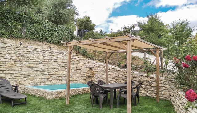 This beautiful cottage in the countryside near Prado del Rey offers a dreamlike view.
