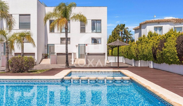 Townhouse in Oliva: Golf Views and Beach Nearby