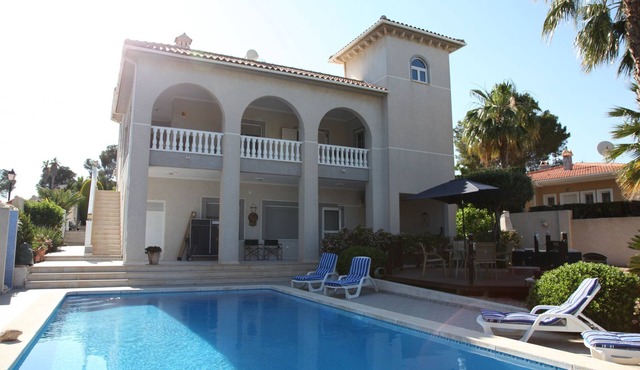 Tranquil and spacious villa, convenient location 3-5 mins' walk to all amenities