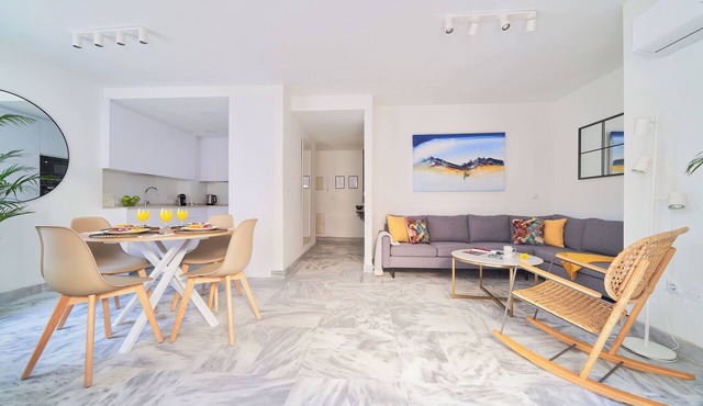 Tranquil Apartment in Central Málaga with Terrace, AC & Fast WiFi