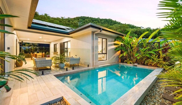 Trinity Beach Breeze- Luxury Pavilion-Style Villa | Private Pool & Mountain Views | Walk to Beach in Trinity Beach