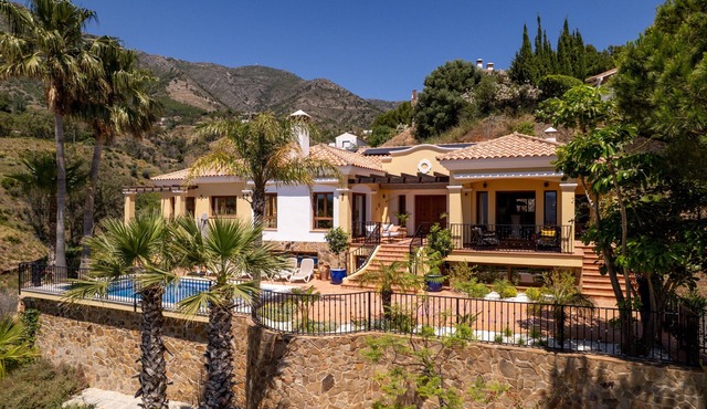 Ultra-Luxury Family Home: Breathtaking Views, Retro Cinema & Americana diner.