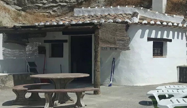 Unusual, semi-troglodyte house "Cuevas"