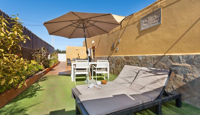 Vacation Apartment 'Rural Zona Céntrica Isla' with Mountain View, Private Terrace and Wi-Fi
