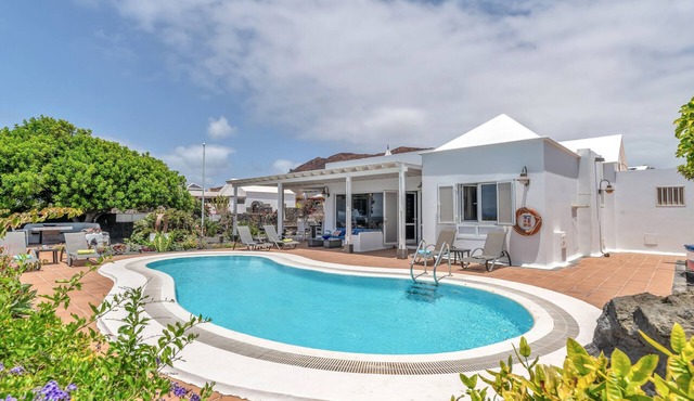 Vacation Apartment 'La Casita' with Sea View, Wi-Fi and Air Conditioning
