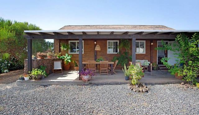 Vacation Home "Casa al Volcán" with Private Garden & Wi-Fi