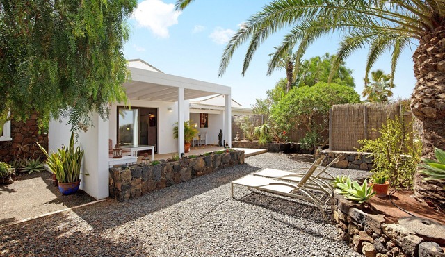 Vacation Home "Casa La Bubilla en Lajares" with Private Garden & Wi-Fi