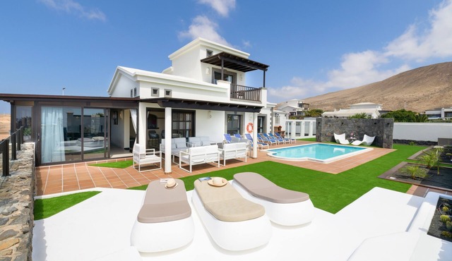 Vacation Home "Hipoclub Los Alisios 75" with Sea View, Private Pool & Wi-Fi