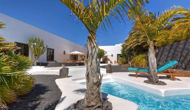 Vacation Home 'Palacio Taro Chimida' with Private Pool