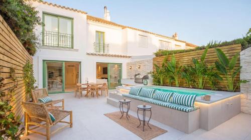 VACATION MARBELLA I Casa Savia, Private Pool, BBQ, Renovated in 2024, Luxury Ample Interiors, Next to Restaurants, 10min walk to the Beach