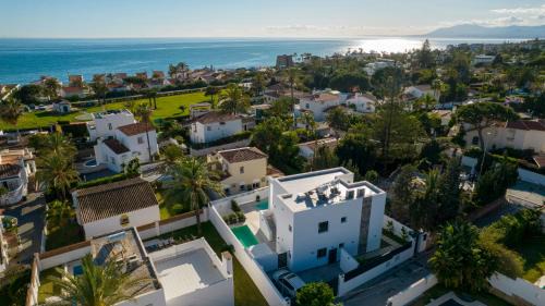 VACATION MARBELLA I Villa Marbesa White Pearl, Two Private Pools, 3min walk to the Beach, Fastest WiFi, Built in 2024 in Marbella