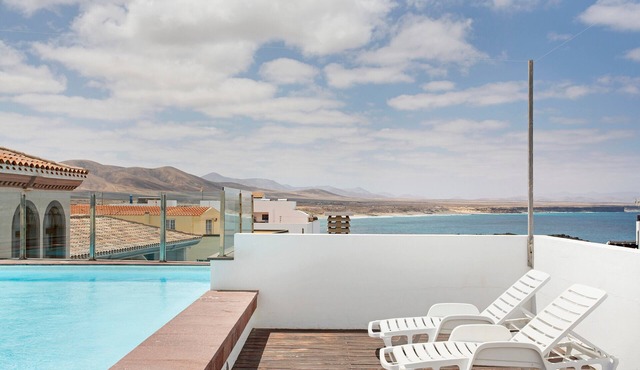 Vacation Studio 'Estudio Vista Mar 5' with Sea View, Shared Pool and Wi-Fi