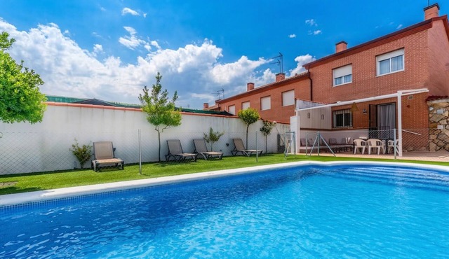 Villa with swimming pool and barbecue
