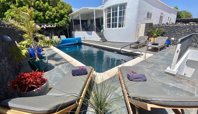 Villa Becker – Spacious private villa with a heated pool and ocean views