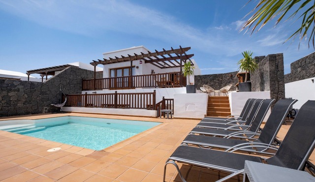 Villa "Bethany" with Private Heated Pool, 2 Private Terraces & Wi-Fi