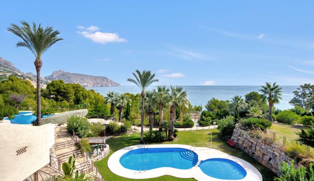 Villa 'Bungalow Gadea' with Sea View, Wi-Fi and Air Conditioning