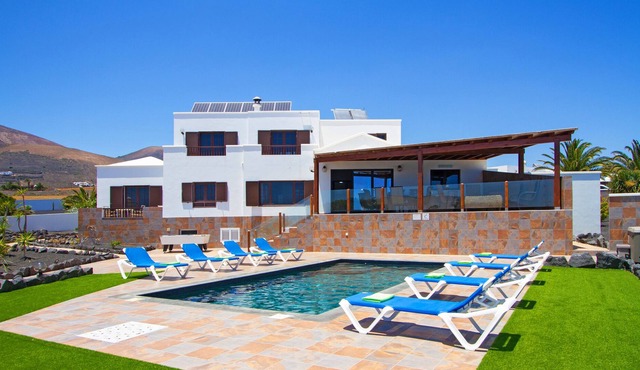 Villa Camino Los Olivos with Sea View, Pool, Wi-Fi, Garden & Terrace