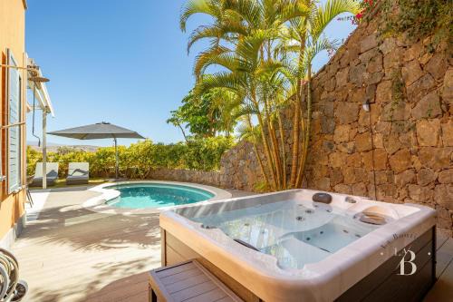 Villa con jacuzzi y piscina en Salobre Golf