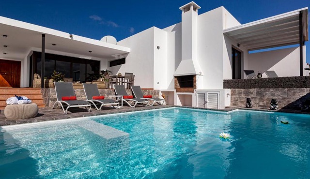 Villa con piscina climatizada y vistas al mar