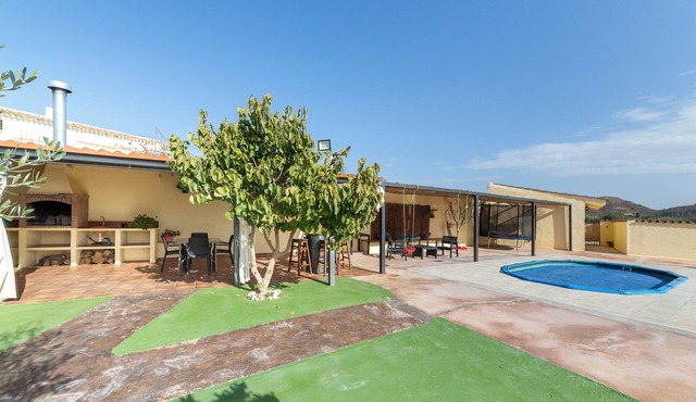Villa Cortijo Alba with Pool, Garden, A/C & Wi-Fi