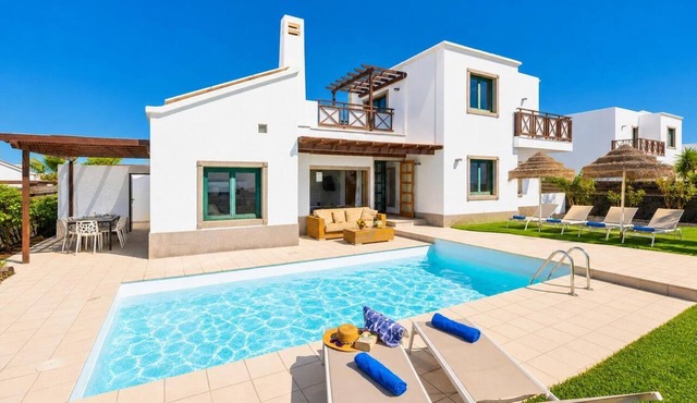 Villa Dacil - Three Bedroom Villa, Sleeps 6
