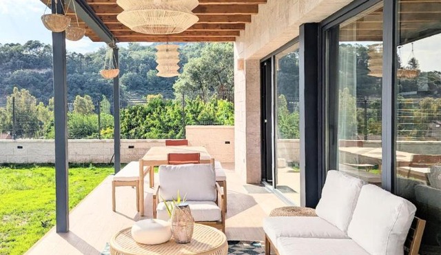Villa de diseño con jardín, piscina y vistas
