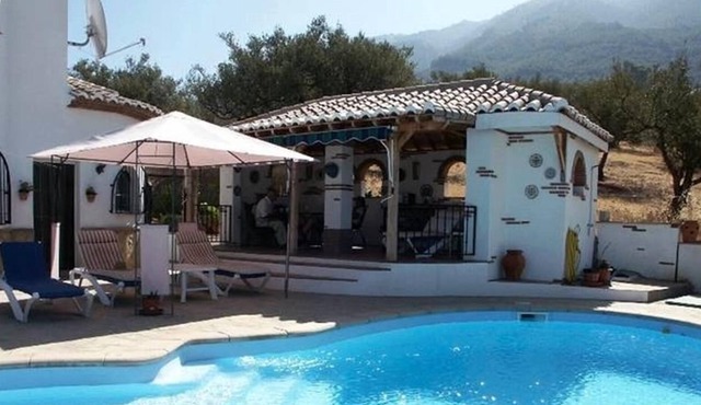 Villa Dos Torres Alcaucin with Mountain View, Pool, Wi-Fi & Garden
