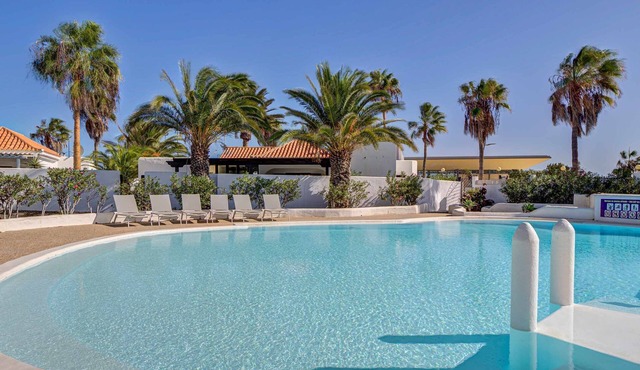 Villa Savila. 100 meters from the beach and with swimming pool.