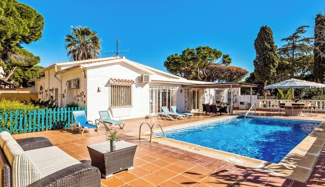 Villa Flores - Four Bedroom Villa, Sleeps 8