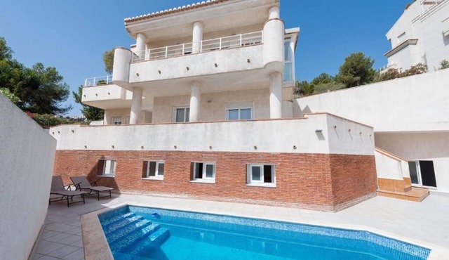 Villa Gaviota: Beachfront Luxury in Marina del Este - Book Now!
