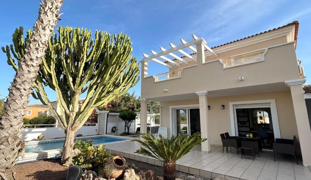Villa Hermosa with a private pool