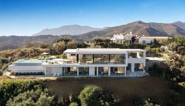 Villa Imagine - Stunning 5 Bed in the Hills!