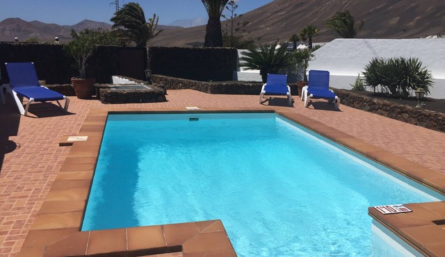 Villa - private heated pool , 5 minute drive to Puerto del Carmen
