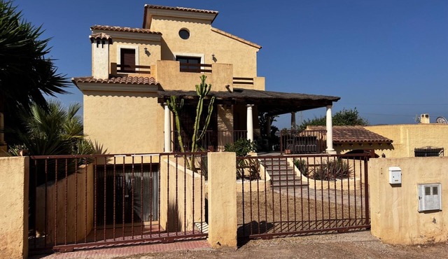 Villa Romantique Avec Piscine Privée et Terrasse Couverte