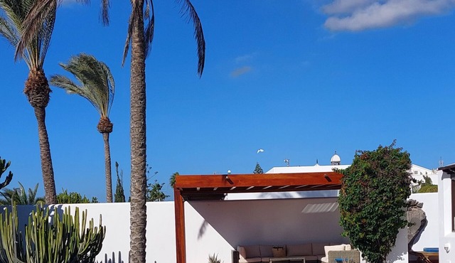 Villa Roma huge heated pool with sun all day, 0.5mile from beach