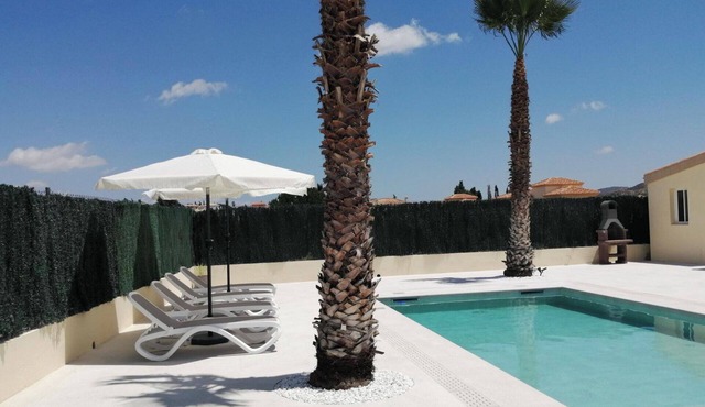 Villa - Sleeps 4 - Pool - Patio - Parking