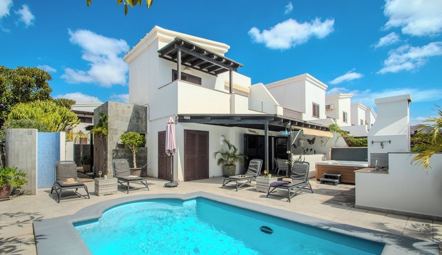 Villa Solsidan with Pool, Jacuzzi, high speed internet,15 minutes from Marina