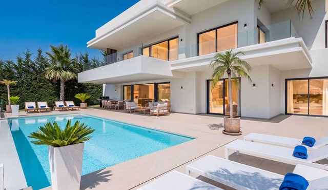 VILLA STATUS BY VACATION MARBELLA