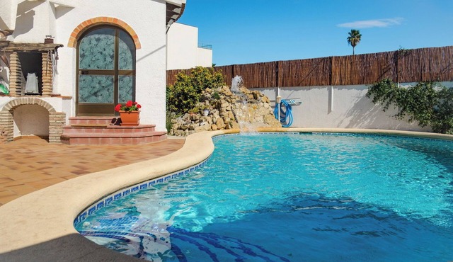 Villa with its own pool, large area and beach bar 100 m from the beach
