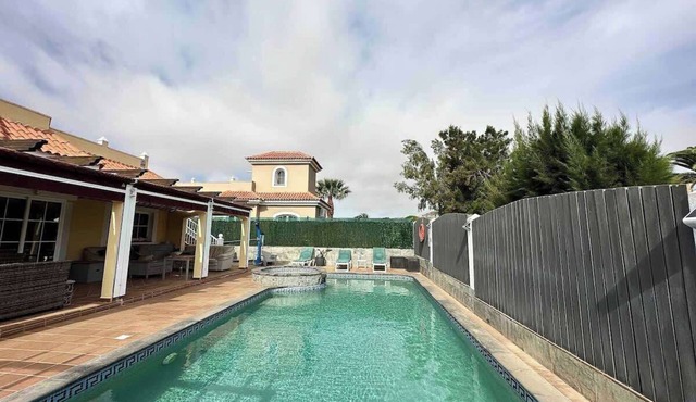 Villa with pool, bbq and wifi
