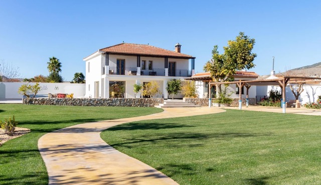 Villa with pool, garden and 6 bathrooms