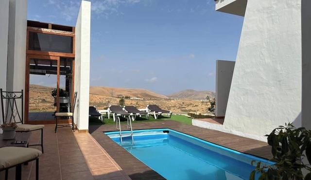 Villa with pool, views, barbeque and wifi