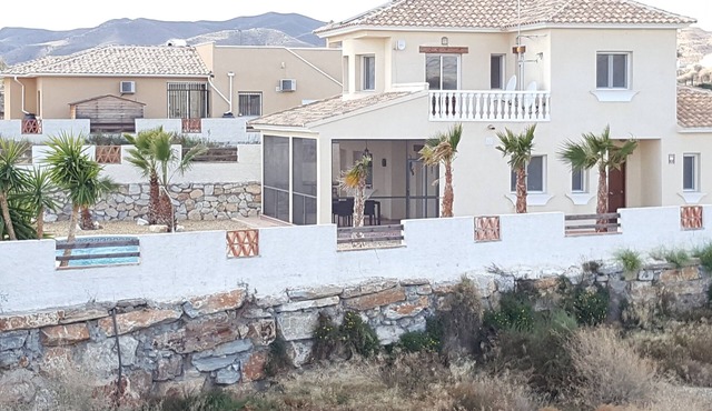 VILLA with private pool, 35 km from the beaches, mountain views, WIFI