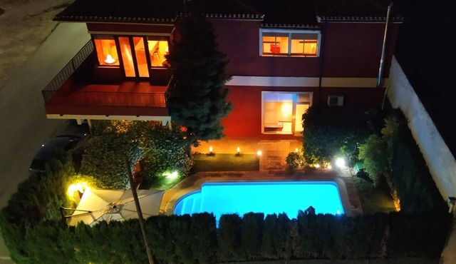 Villa with private garden and pool, air conditioning, heating and fireplace