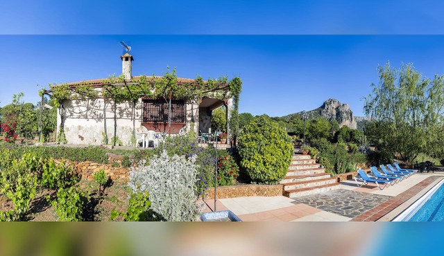 Villa with Private Pool, wonderful Lake/Mountain views, pets fiendly and Wi-Fi