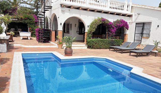 Villa with private pool, pool table & Sea Views – Short Walk to Beach & Town