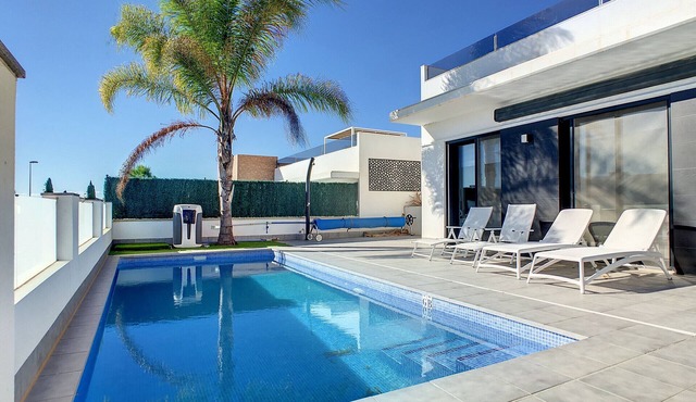 Villa with private pool, roof terrace and wifi